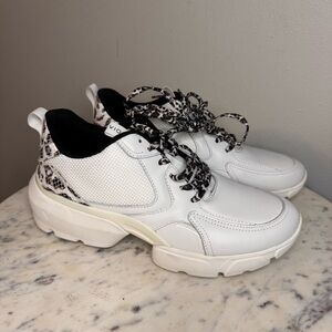 Vionic Aris Athletic Shoes Size 8
 white leopard sneakers